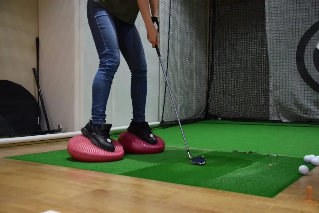 ゴルトレでスイングの練習をする様子